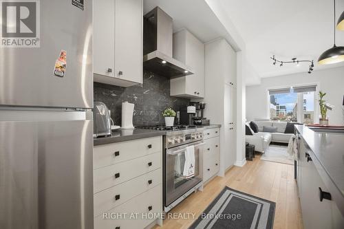 6 - 348 Wheat Boom Drive, Oakville, ON - Indoor Photo Showing Kitchen With Upgraded Kitchen