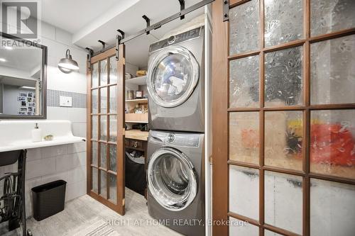 7013 Hickling Crescent, Mississauga, ON - Indoor Photo Showing Laundry Room