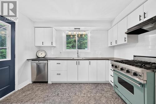 662 Montego Crescent, Burlington, ON - Indoor Photo Showing Kitchen With Upgraded Kitchen