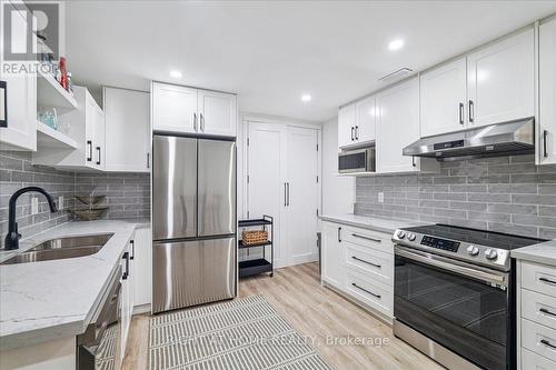 2090 Stonehouse Crescent, Mississauga, ON - Indoor Photo Showing Kitchen With Double Sink With Upgraded Kitchen