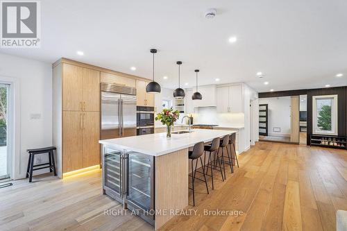 2090 Stonehouse Crescent, Mississauga, ON - Indoor Photo Showing Kitchen With Upgraded Kitchen