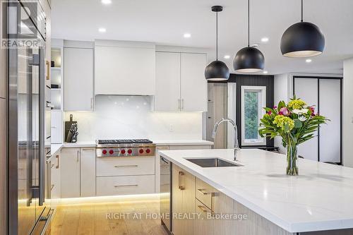 2090 Stonehouse Crescent, Mississauga, ON - Indoor Photo Showing Kitchen With Upgraded Kitchen