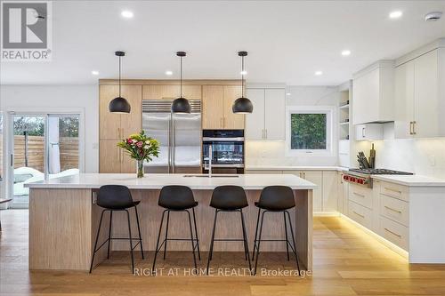 2090 Stonehouse Crescent, Mississauga, ON - Indoor Photo Showing Kitchen With Upgraded Kitchen