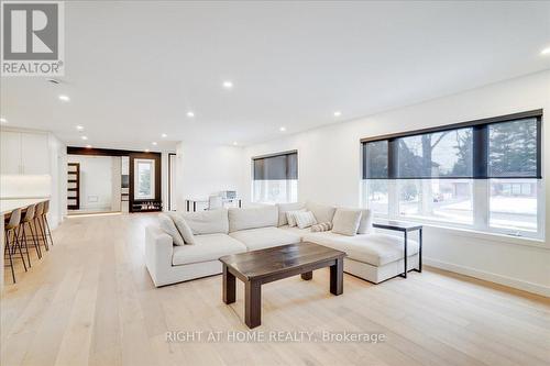2090 Stonehouse Crescent, Mississauga, ON - Indoor Photo Showing Living Room