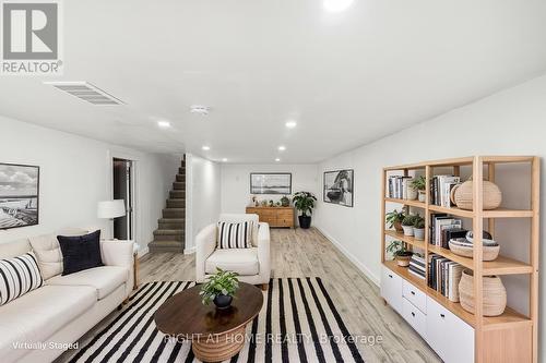 100 Green Mountain Road E, Hamilton, ON - Indoor Photo Showing Living Room