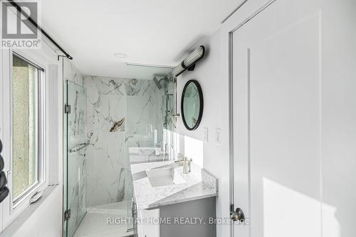 100 Green Mountain Road E, Hamilton, ON - Indoor Photo Showing Bathroom