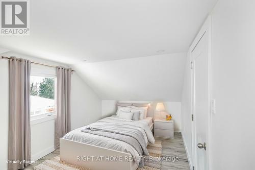100 Green Mountain Road E, Hamilton, ON - Indoor Photo Showing Bedroom