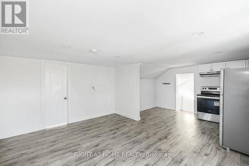 100 Green Mountain Road E, Hamilton, ON - Indoor Photo Showing Other Room