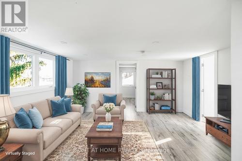100 Green Mountain Road E, Hamilton, ON - Indoor Photo Showing Living Room