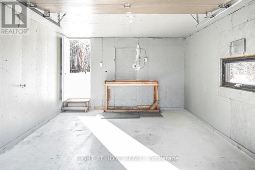 100 Green Mountain Road E, Hamilton, ON - Indoor Photo Showing Garage