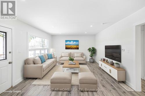 100 Green Mountain Road E, Hamilton, ON - Indoor Photo Showing Living Room