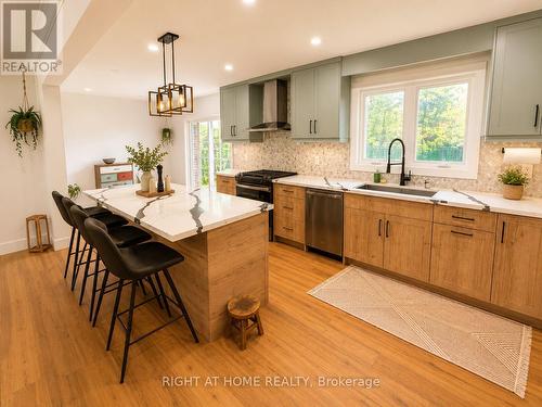 4440 Cosburn Crescent, Burlington, ON - Indoor Photo Showing Kitchen With Upgraded Kitchen