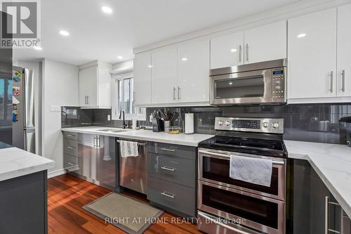 56 Hemingway Crescent, Barrie, ON - Indoor Photo Showing Kitchen With Upgraded Kitchen