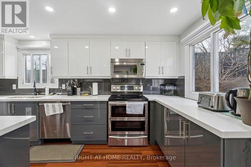 56 Hemingway Crescent, Barrie, ON - Indoor Photo Showing Kitchen With Upgraded Kitchen