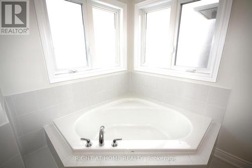 66 White Crescent, Barrie, ON - Indoor Photo Showing Bathroom