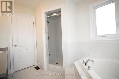 66 White Crescent, Barrie, ON - Indoor Photo Showing Bathroom