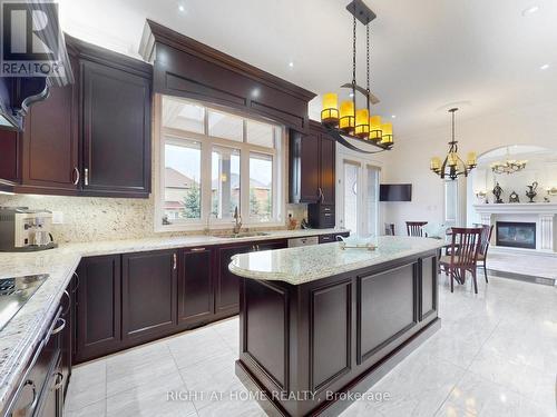 80 Puccini Drive, Richmond Hill, ON - Indoor Photo Showing Kitchen With Upgraded Kitchen