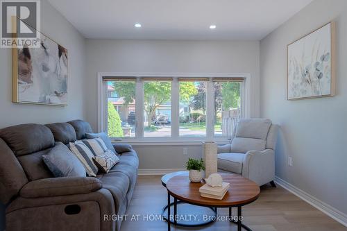 80 Chilton Drive, Hamilton, ON - Indoor Photo Showing Living Room