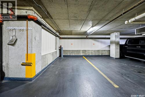 802 902 Spadina Crescent E, Saskatoon, SK - Indoor Photo Showing Garage