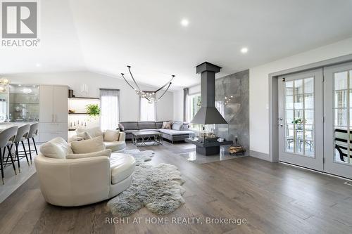 560 Concession Road 15 W, Tiny, ON - Indoor Photo Showing Living Room