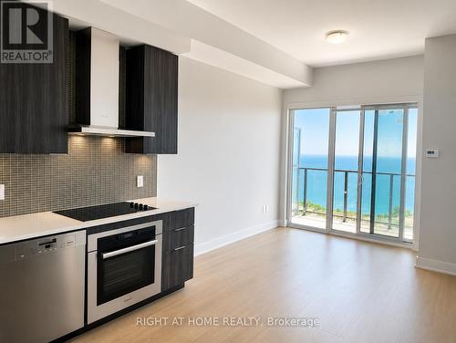 6108 - 30 Shore Breeze Drive, Toronto, ON - Indoor Photo Showing Kitchen