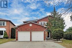 43 TOPHAM CRESCENT Richmond Hill, ON L4C 9H1