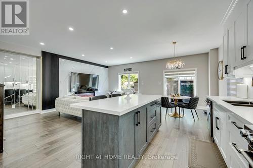 1451 Tobyn Drive, Burlington, ON - Indoor Photo Showing Kitchen With Upgraded Kitchen