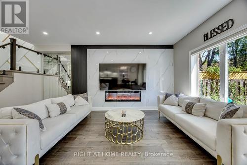 1451 Tobyn Drive, Burlington, ON - Indoor Photo Showing Living Room