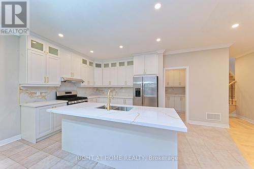 6843 Campbell Settler Court, Mississauga, ON - Indoor Photo Showing Kitchen