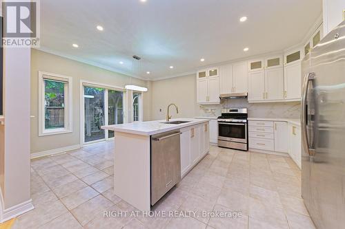 6843 Campbell Settler Court, Mississauga, ON - Indoor Photo Showing Kitchen