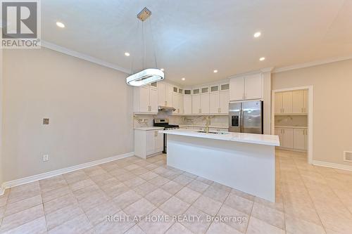 6843 Campbell Settler Court, Mississauga, ON - Indoor Photo Showing Kitchen