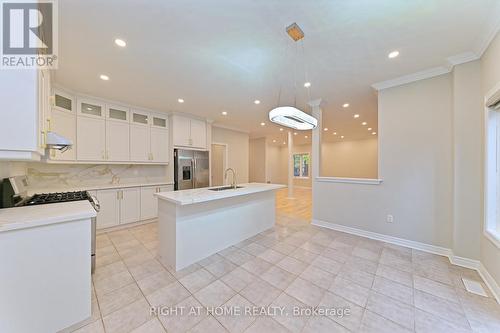 6843 Campbell Settler Court, Mississauga, ON - Indoor Photo Showing Kitchen