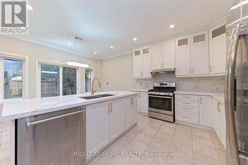 6843 Campbell Settler Court, Mississauga, ON - Indoor Photo Showing Kitchen With Double Sink
