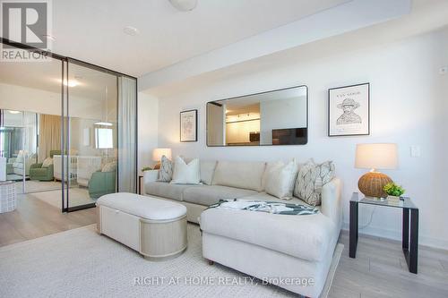 2920 Highway 7, Vaughan, ON - Indoor Photo Showing Living Room
