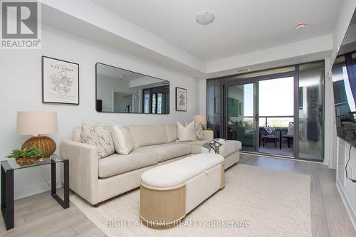 2920 Highway 7, Vaughan, ON - Indoor Photo Showing Living Room