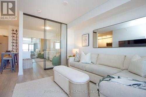 2920 Highway 7, Vaughan, ON - Indoor Photo Showing Living Room
