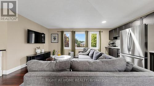 6 Compton Crescent, Bradford West Gwillimbury, ON - Indoor Photo Showing Living Room
