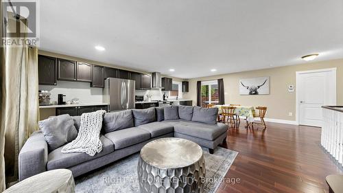 6 Compton Crescent, Bradford West Gwillimbury, ON - Indoor Photo Showing Living Room