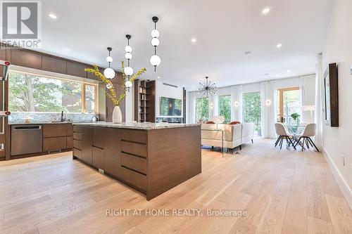 920 Calder Road, Mississauga, ON - Indoor Photo Showing Kitchen With Upgraded Kitchen