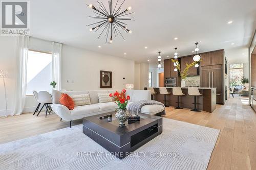 920 Calder Road, Mississauga, ON - Indoor Photo Showing Living Room