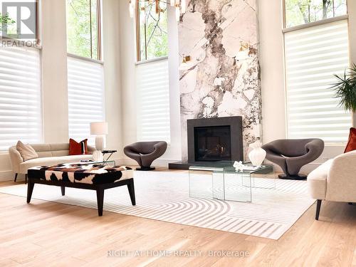 920 Calder Road, Mississauga, ON - Indoor Photo Showing Living Room With Fireplace