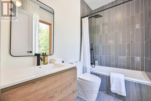 920 Calder Road, Mississauga, ON - Indoor Photo Showing Bathroom
