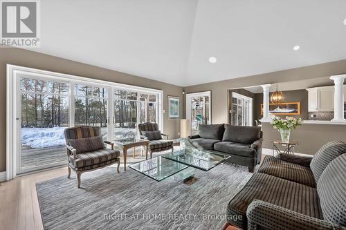 13 Alpine Way, Oro-Medonte, ON - Indoor Photo Showing Living Room