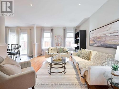 814 Brass Winds Place, Mississauga, ON - Indoor Photo Showing Living Room