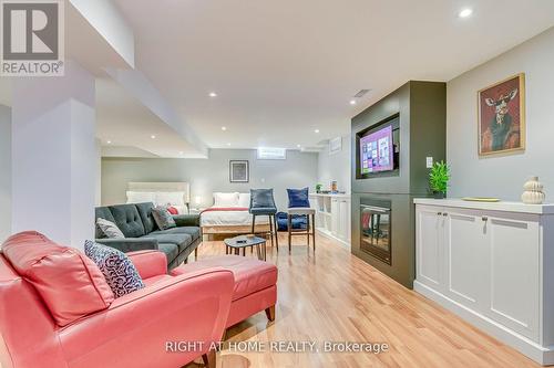 814 Brass Winds Place, Mississauga, ON - Indoor Photo Showing Living Room
