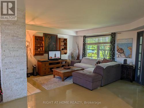 D-7 - 1663 Nash Road, Clarington, ON - Indoor Photo Showing Living Room