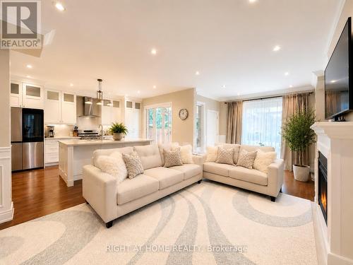 Living room - 1049 Greaves Avenue, Mississauga, ON - Indoor Photo Showing Living Room