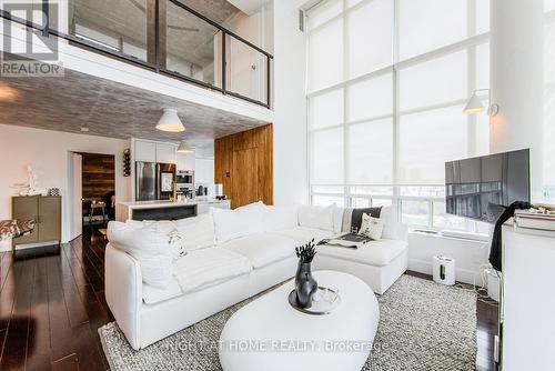 728 - 250 Manitoba Street Se, Toronto, ON - Indoor Photo Showing Living Room