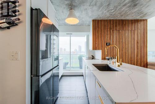 728 - 250 Manitoba Street Se, Toronto, ON - Indoor Photo Showing Kitchen