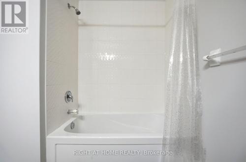 8 Rapids Lane, Hamilton, ON - Indoor Photo Showing Bathroom